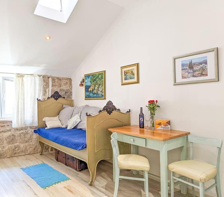 Roko, Old Town Apartment *