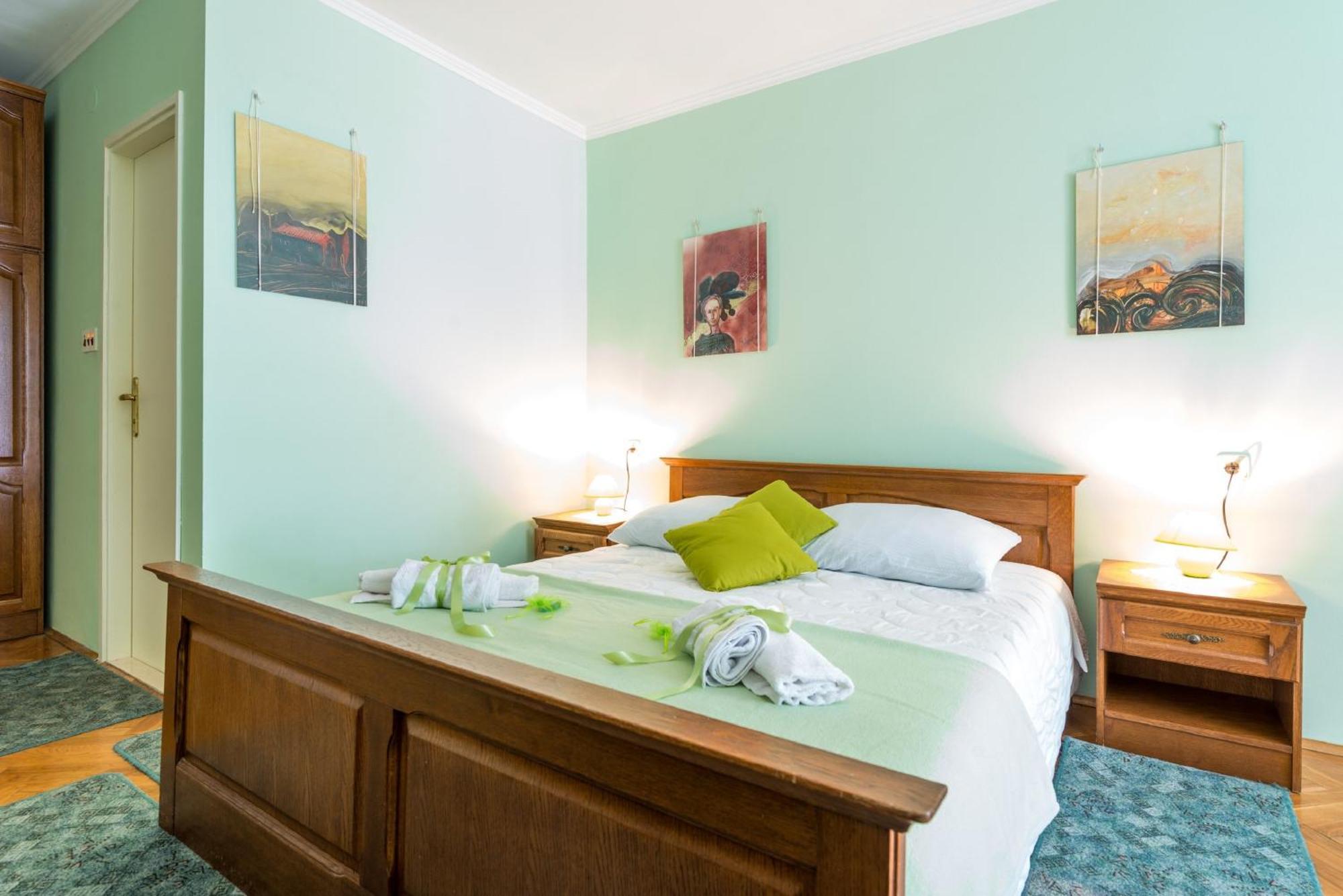 Apartments And Room Lora 3*