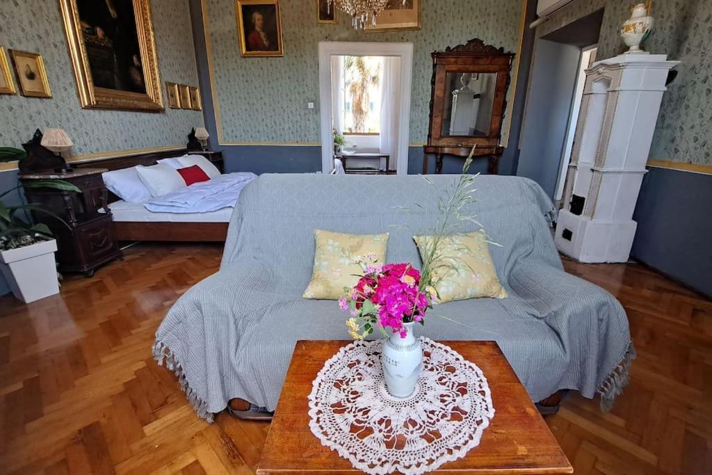 Renaissance With Terrace & Garden Apartment