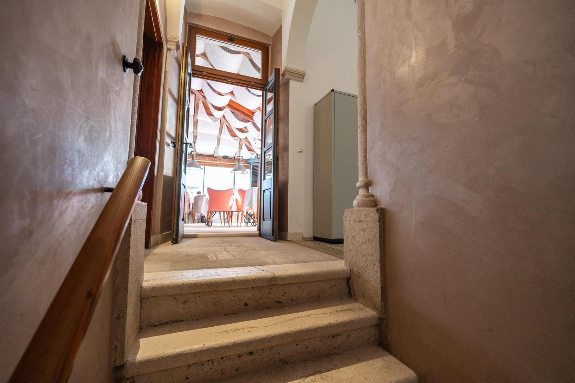 Two Stars Two Beds Downtown Apartment