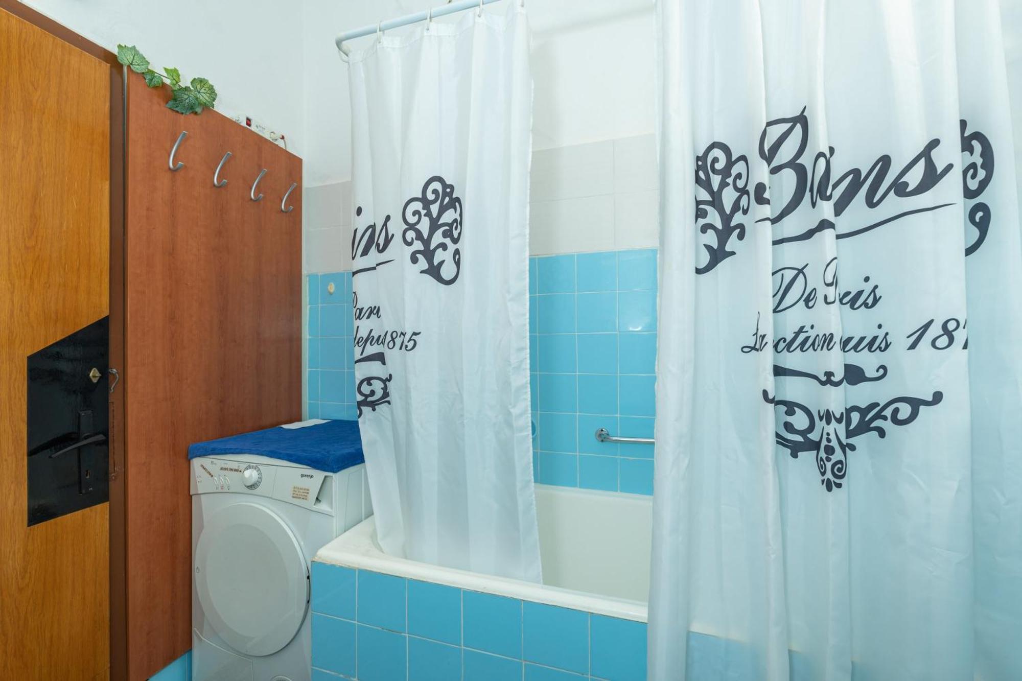 Two Stars Two Beds Downtown Apartment *