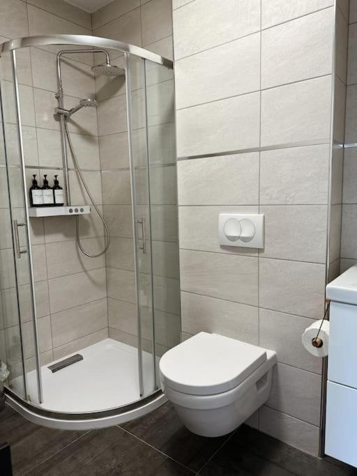 Lovely 1 Bedroom Near With Private Parking