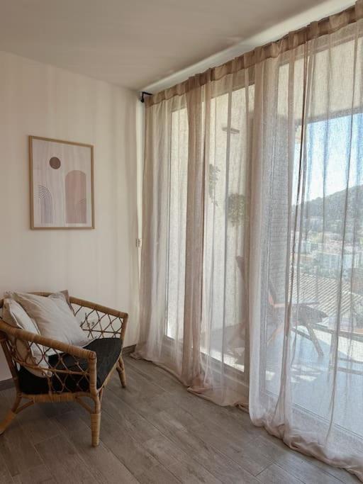Lovely 1 Bedroom Near With Private Parking Apartment *