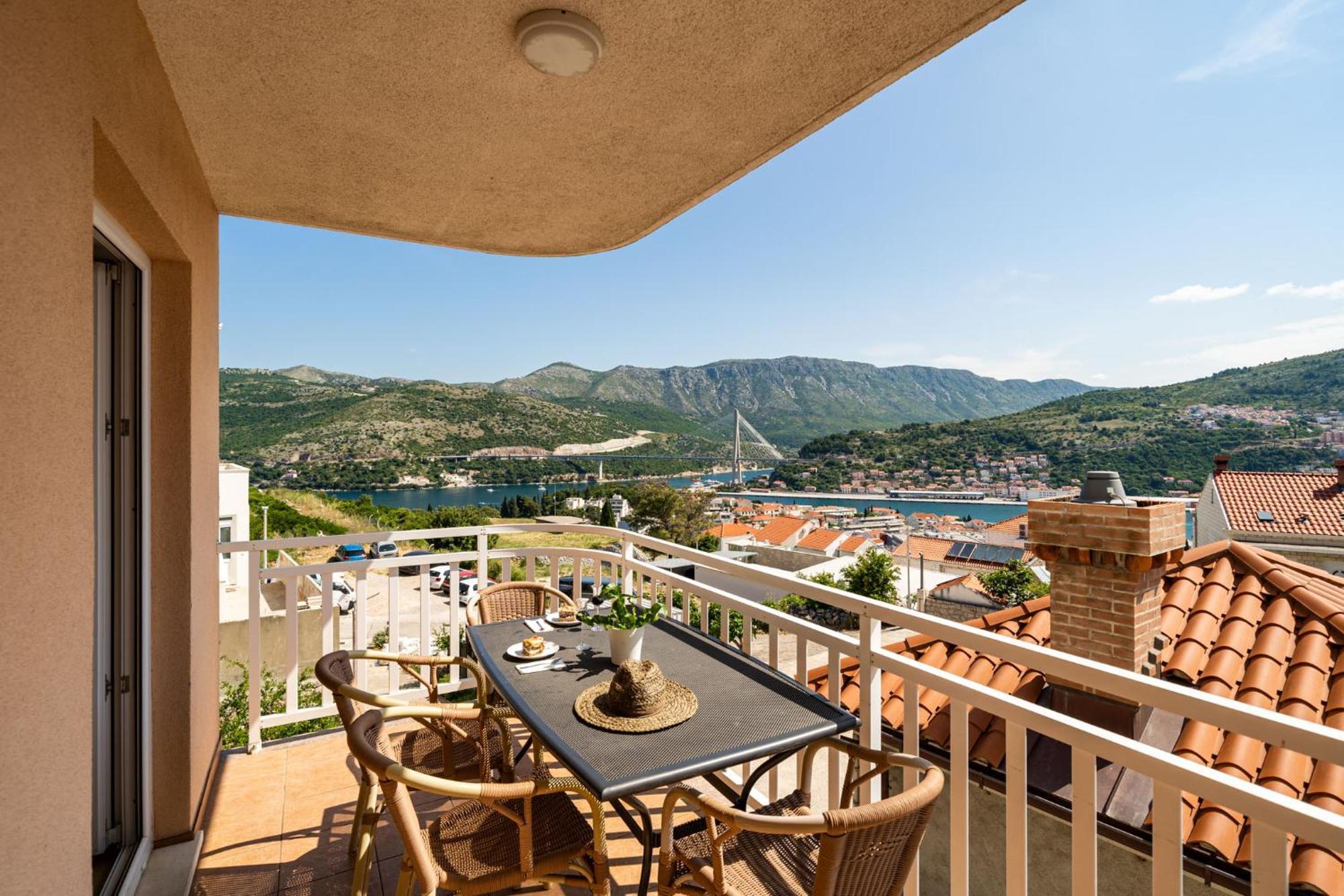 Burum - With Beautiful View 3 Apartment