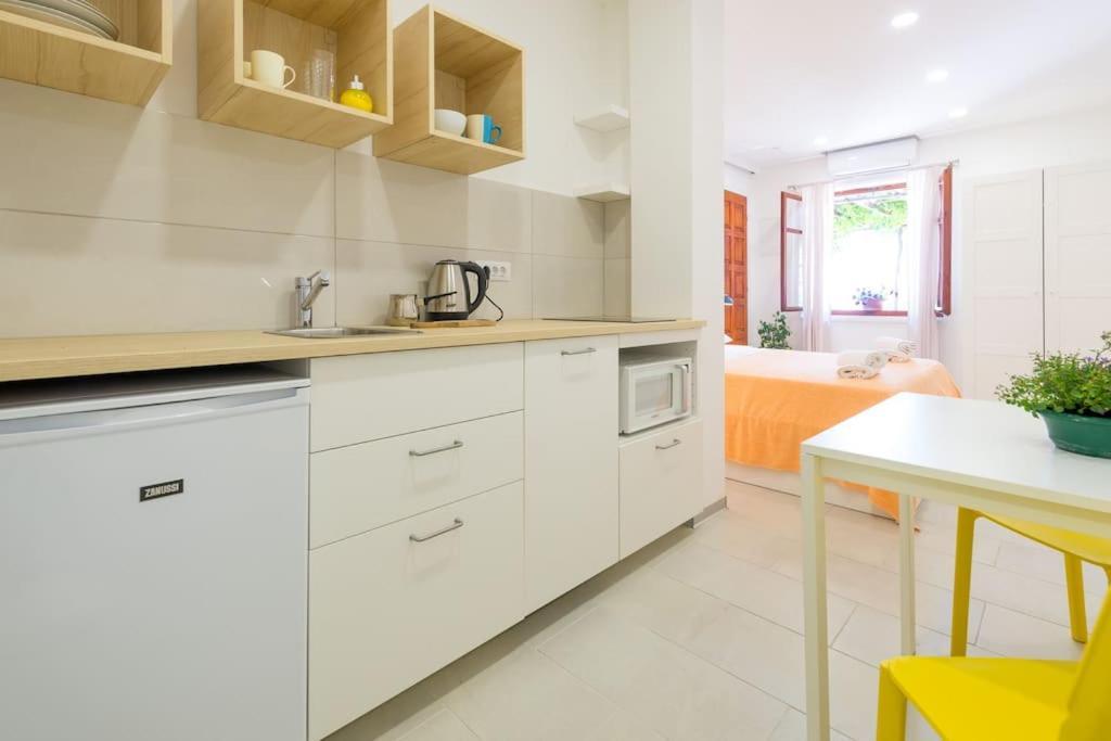 Bright And Light Apartment *