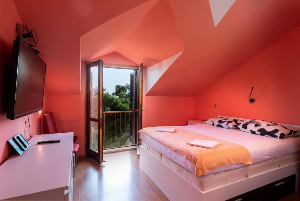 Bright And Light Apartment