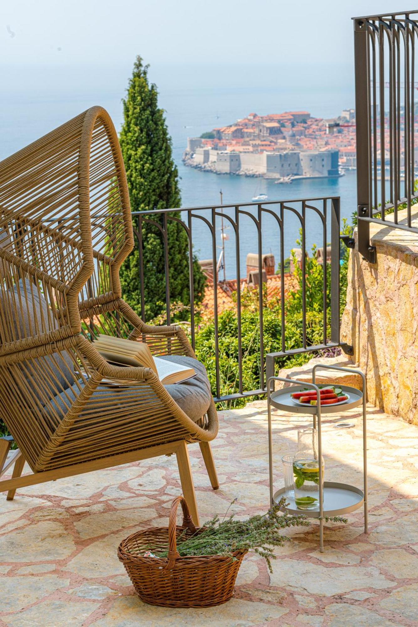 Golden Niche Apartment