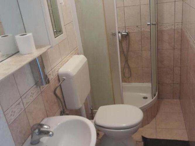Apartment 2 - Double With Shared Bathroom 1 - 6