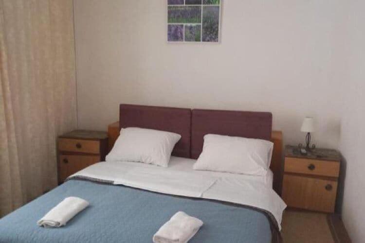Apartment 2 - Double With Shared Bathroom 1 - 6 *