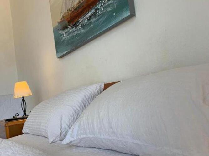 Apartment 2 - Double With Shared Bathroom 1 - 6 *