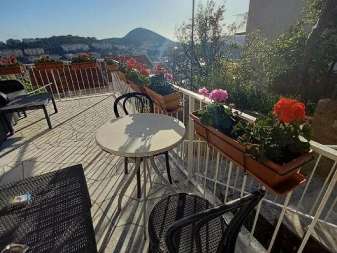 Apartment 2 - Double With Shared Bathroom 1 - 6 *