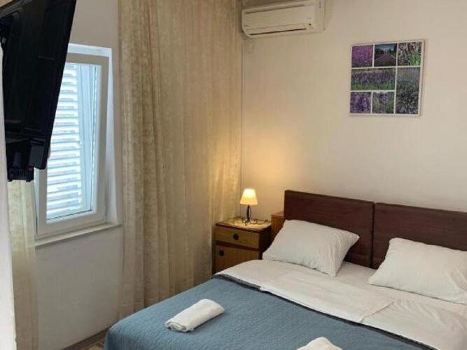 2 - Double With Shared Bathroom 1 - 6 *