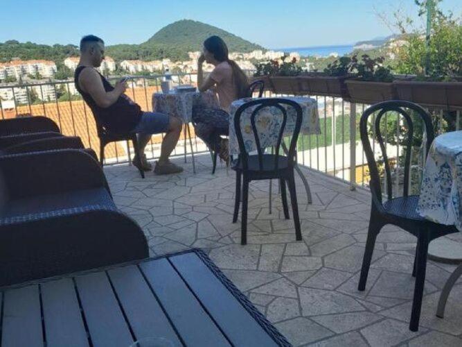 Apartment 2 - Double With Shared Bathroom 1 - 6 *