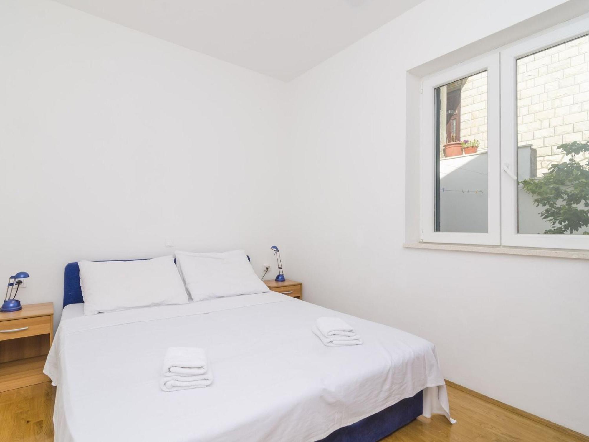 Ploce Apartments- Two-bedroom With Terrace And Sea View - Frana Cale 24 Street