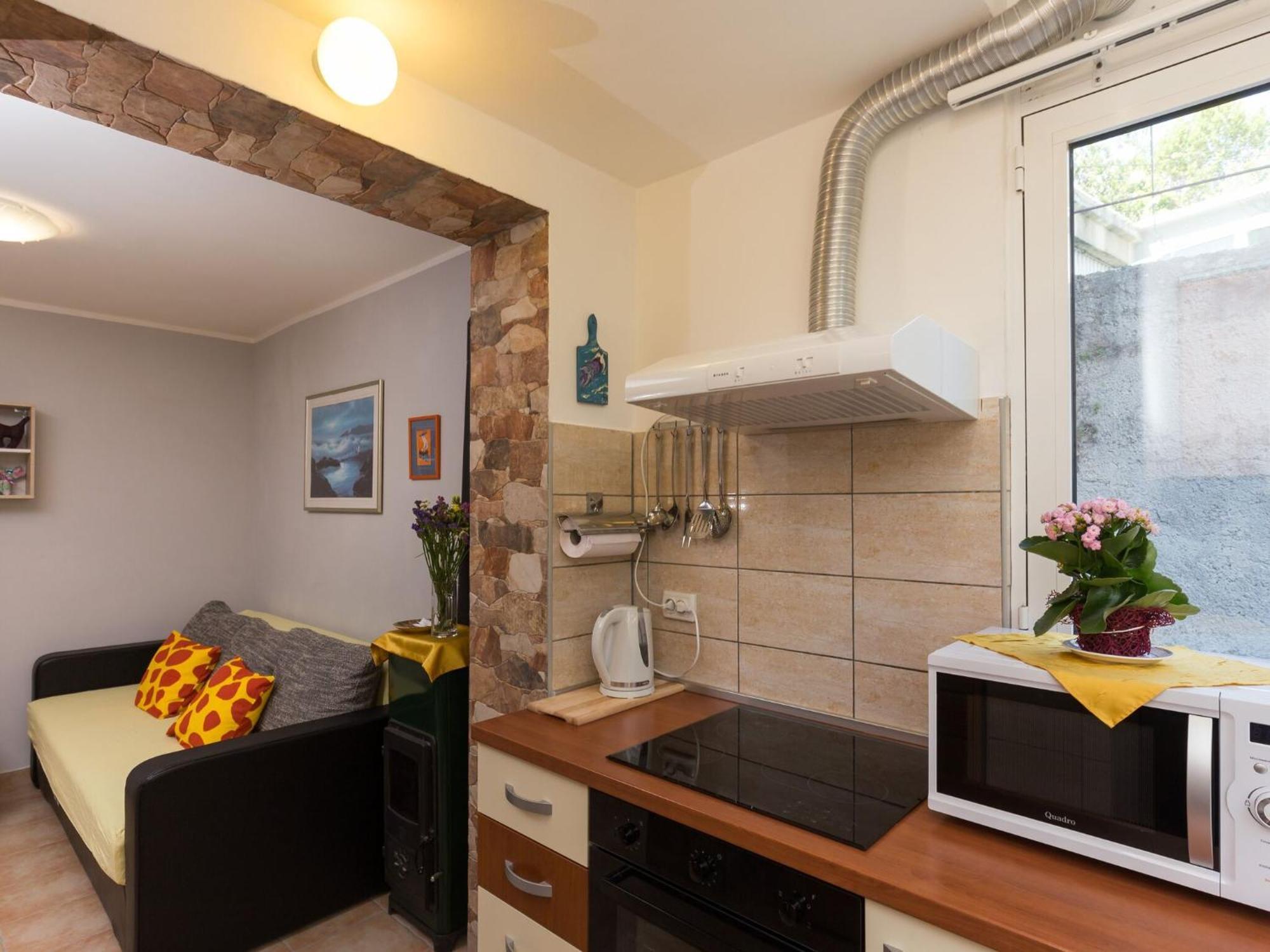 Lolo - Two Bedroom With Loggia And Street View
