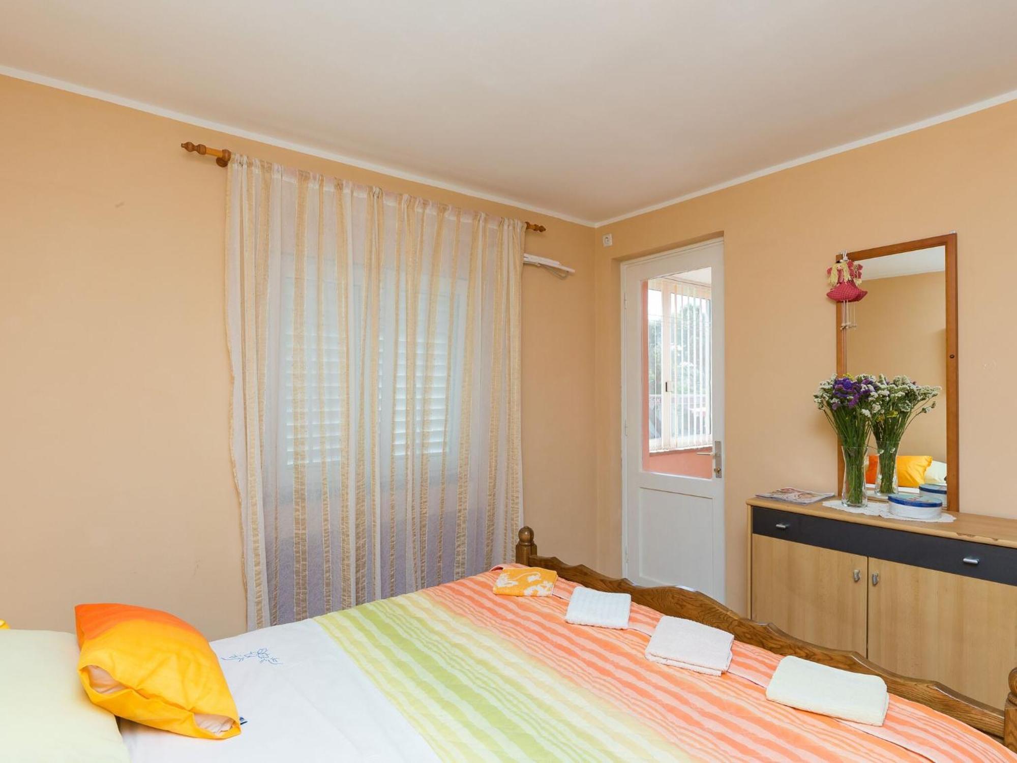 Lolo - Two Bedroom With Loggia And Street View Apartment *