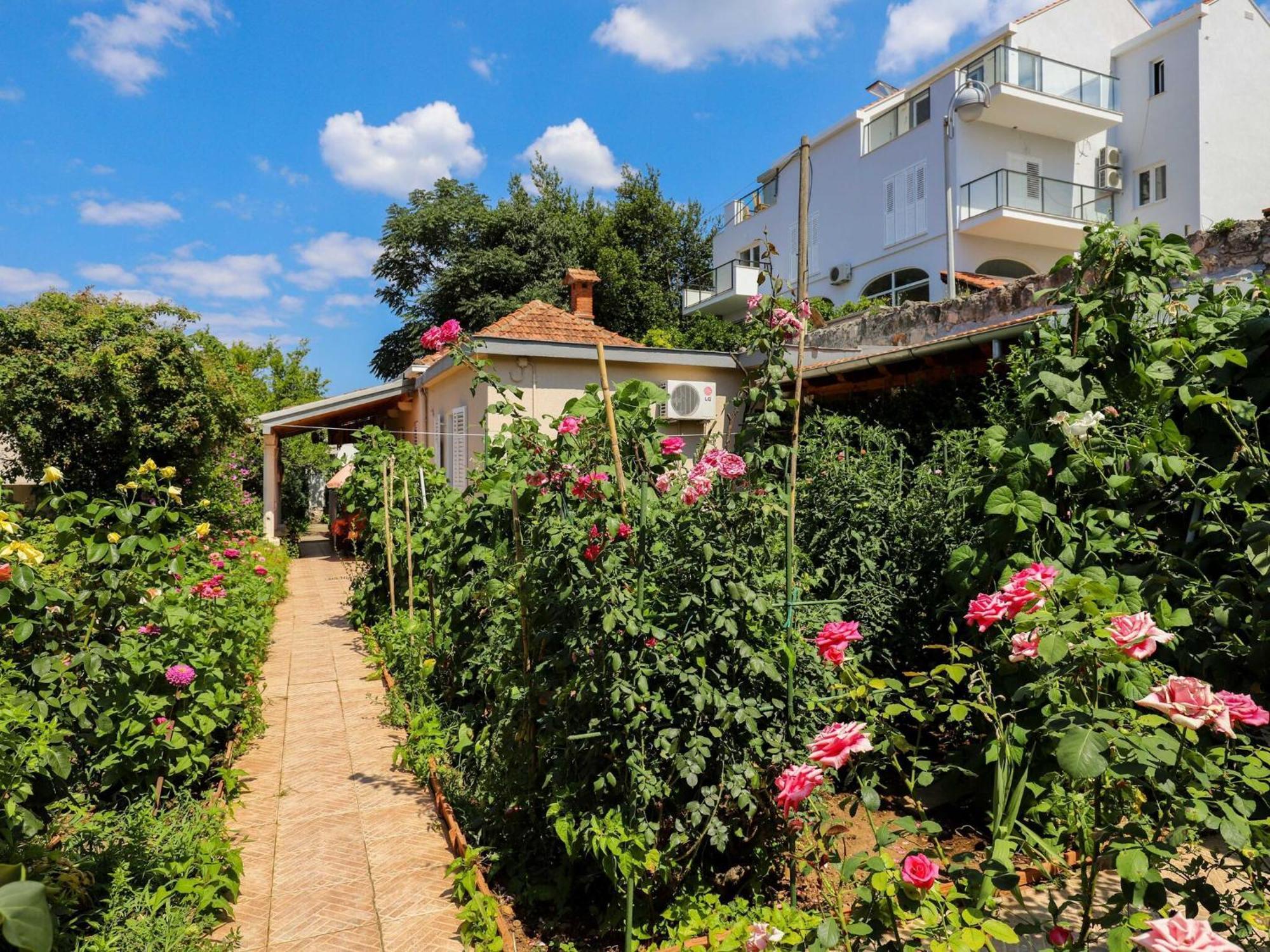 Garden M&m - One Bedroom Apartment *