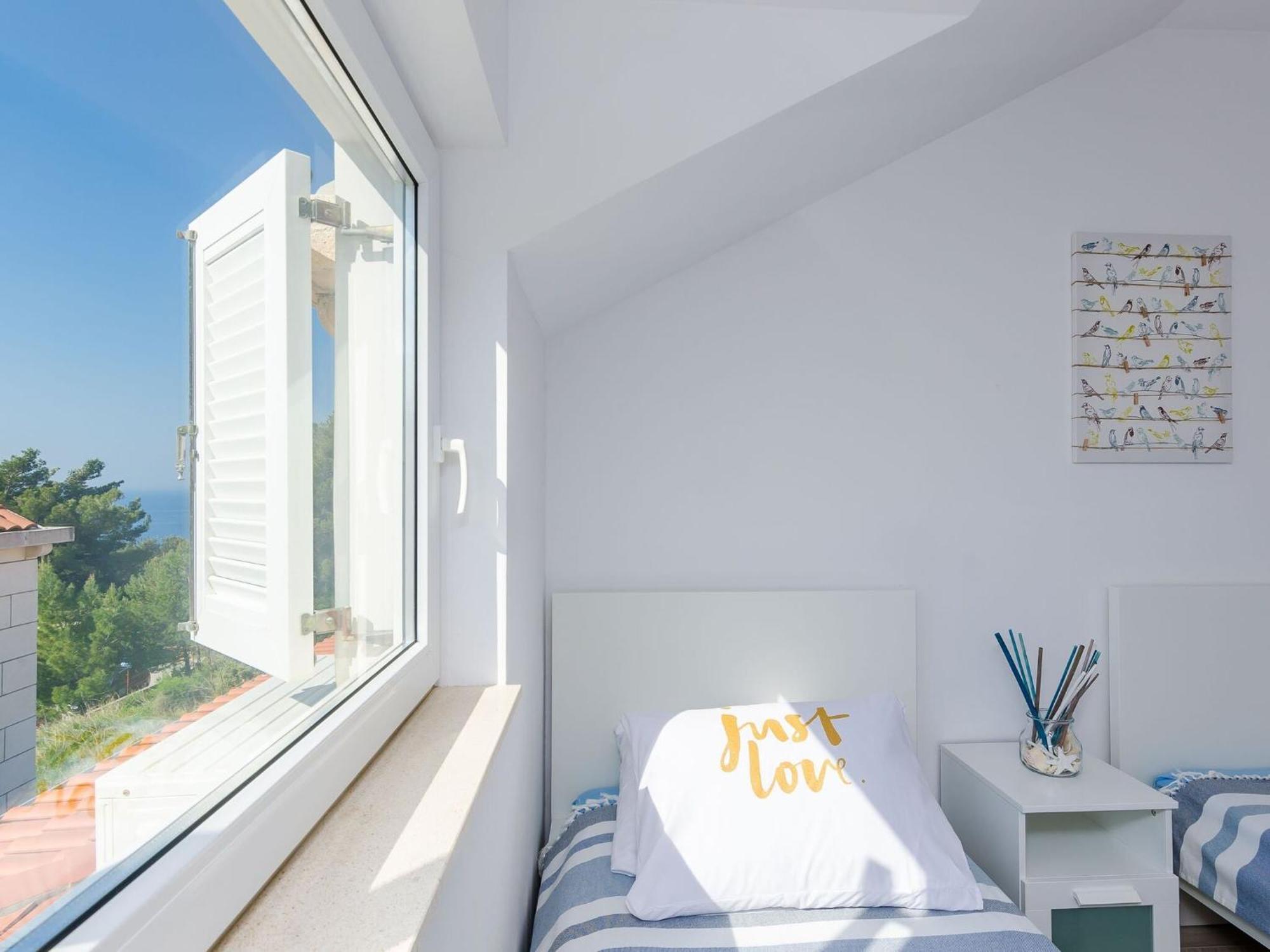 Sea Shell - Triplex Three-bedroom With Terrace Apartment *