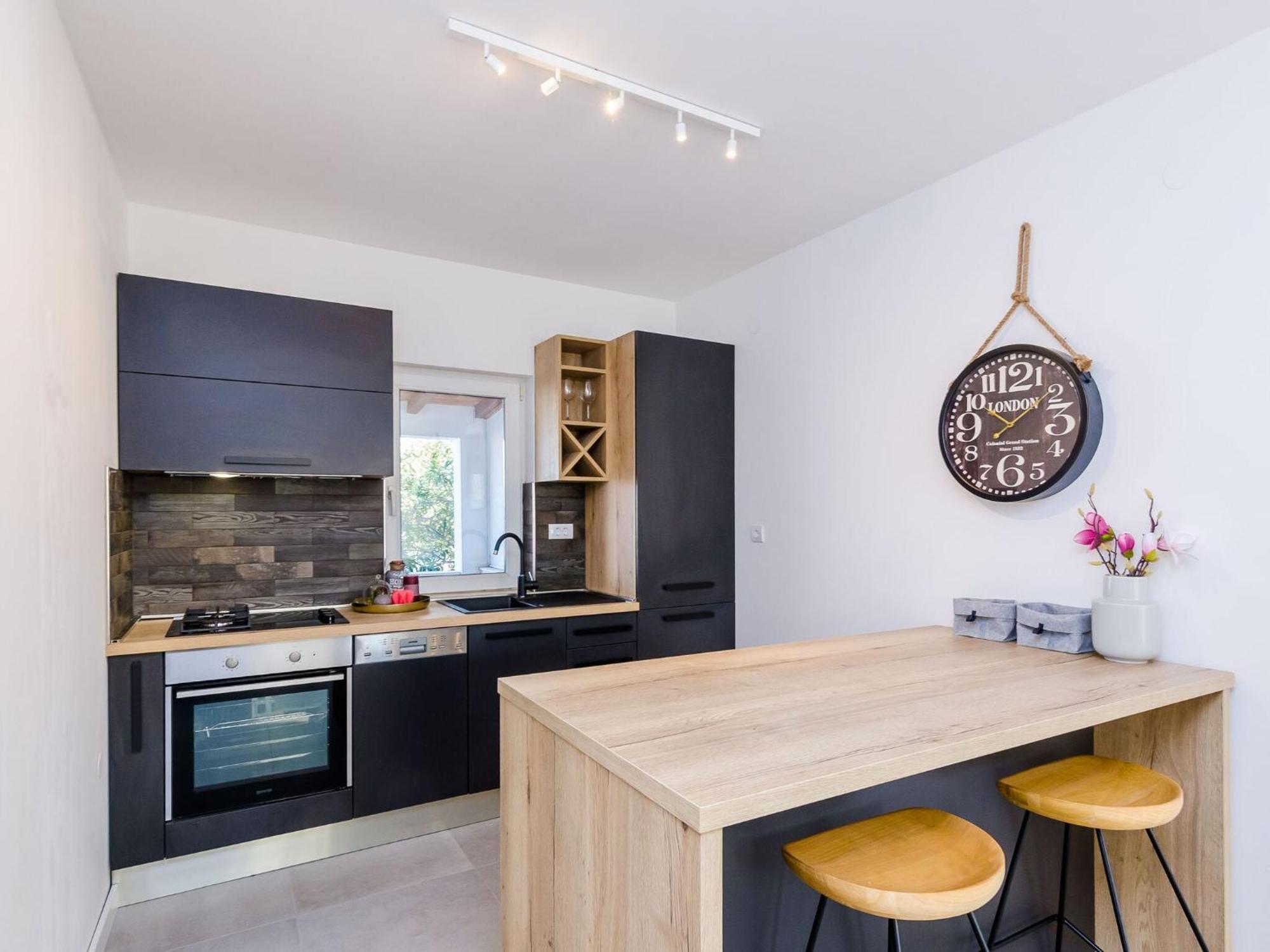 Sea Shell - Triplex Three-bedroom With Terrace Apartment *