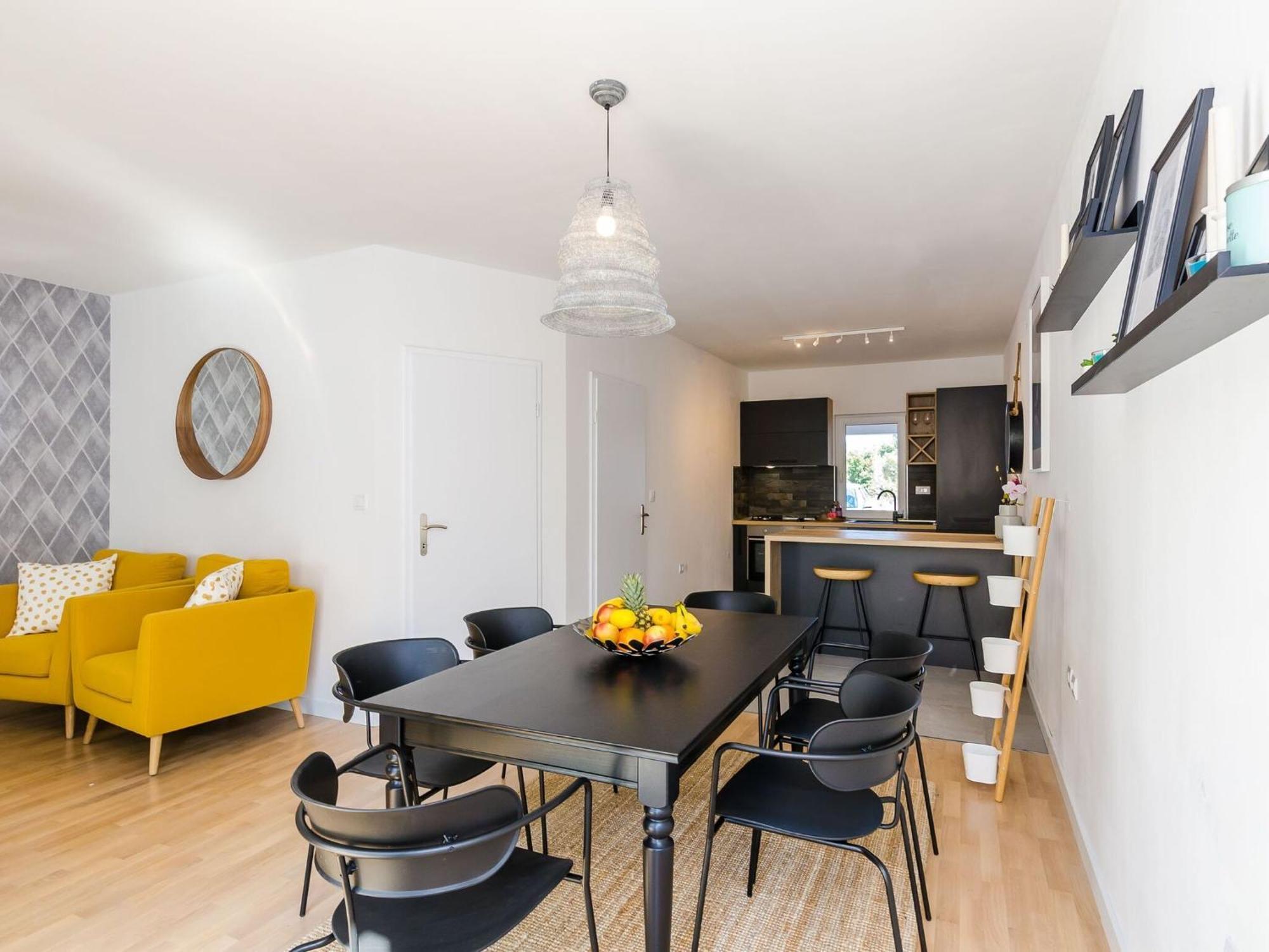 Sea Shell - Triplex Three-bedroom With Terrace Apartment *