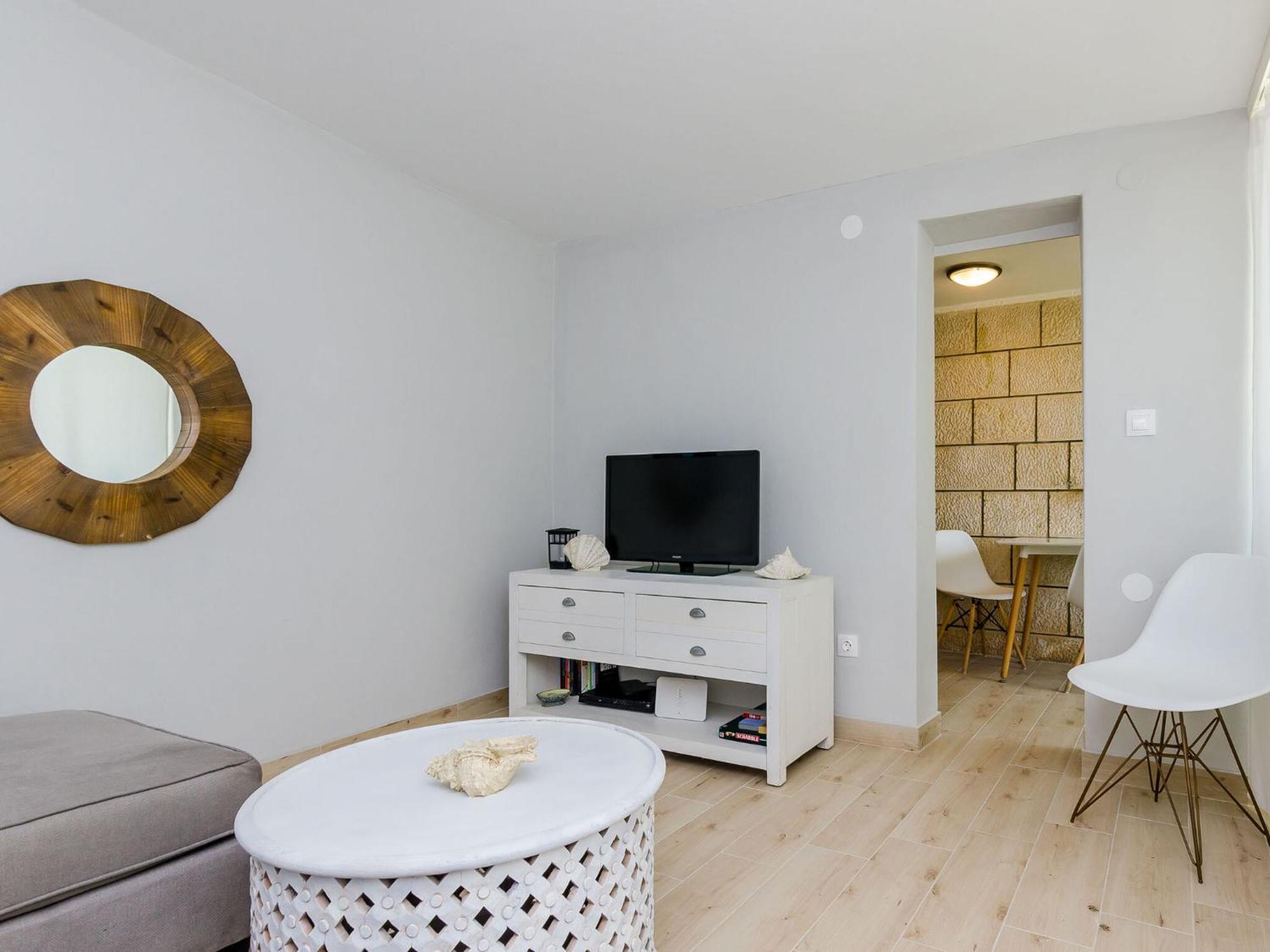 Plo E - Two Bedroom With Sea View - Iva Racica 12 Street *