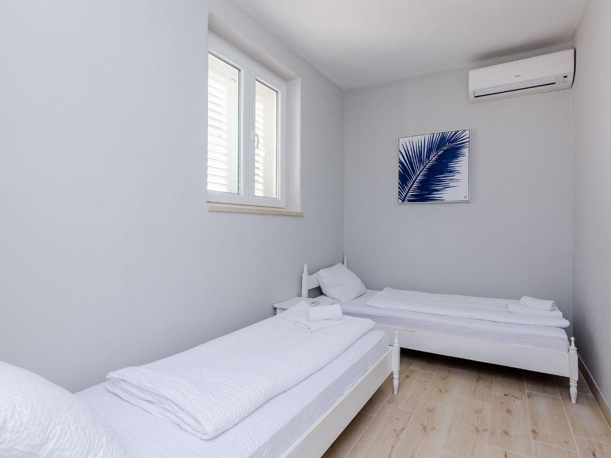 Plo E - Two Bedroom With Sea View - Iva Racica 12 Street *