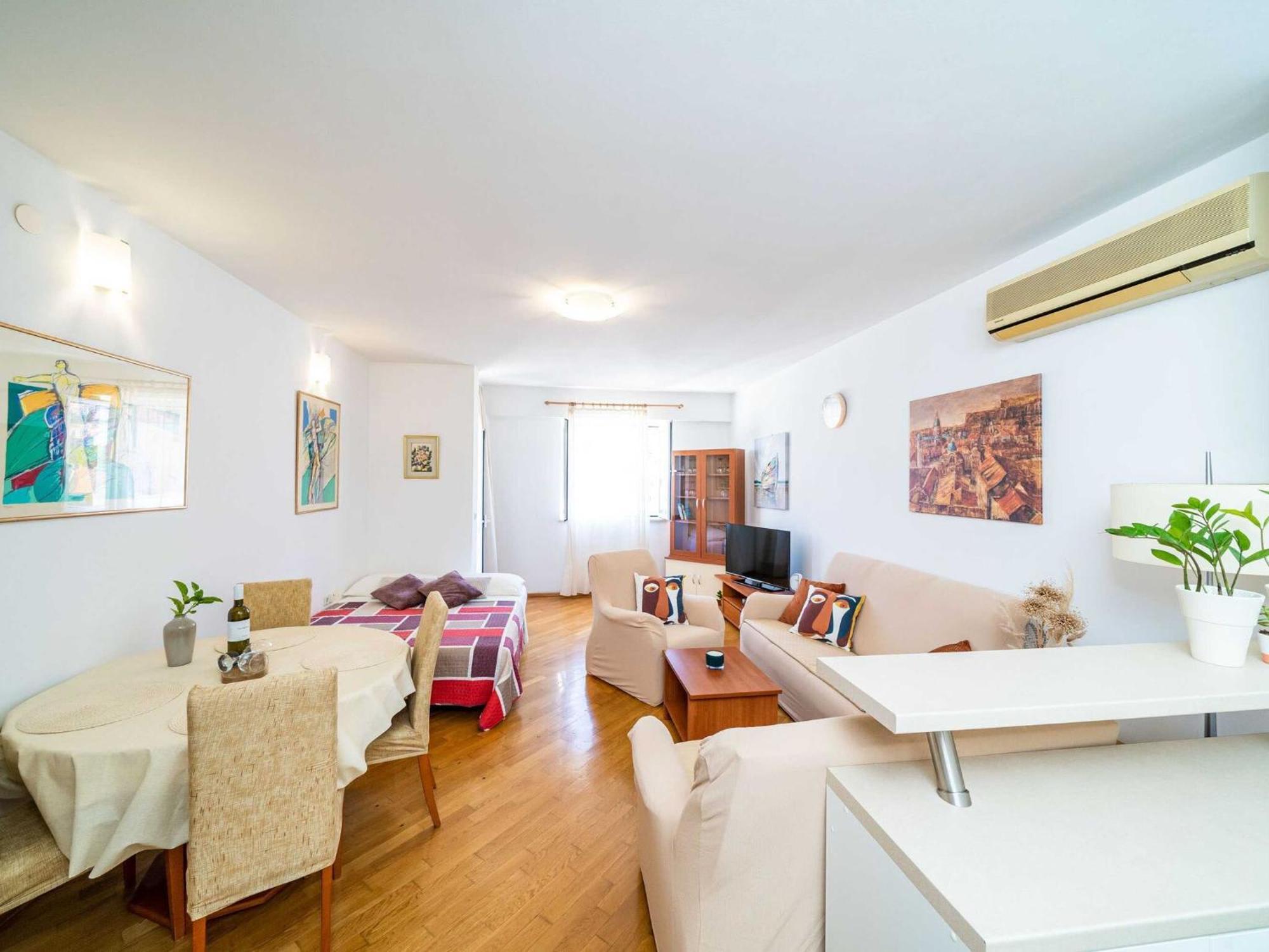 Down Town - One Bedroom With Balcony