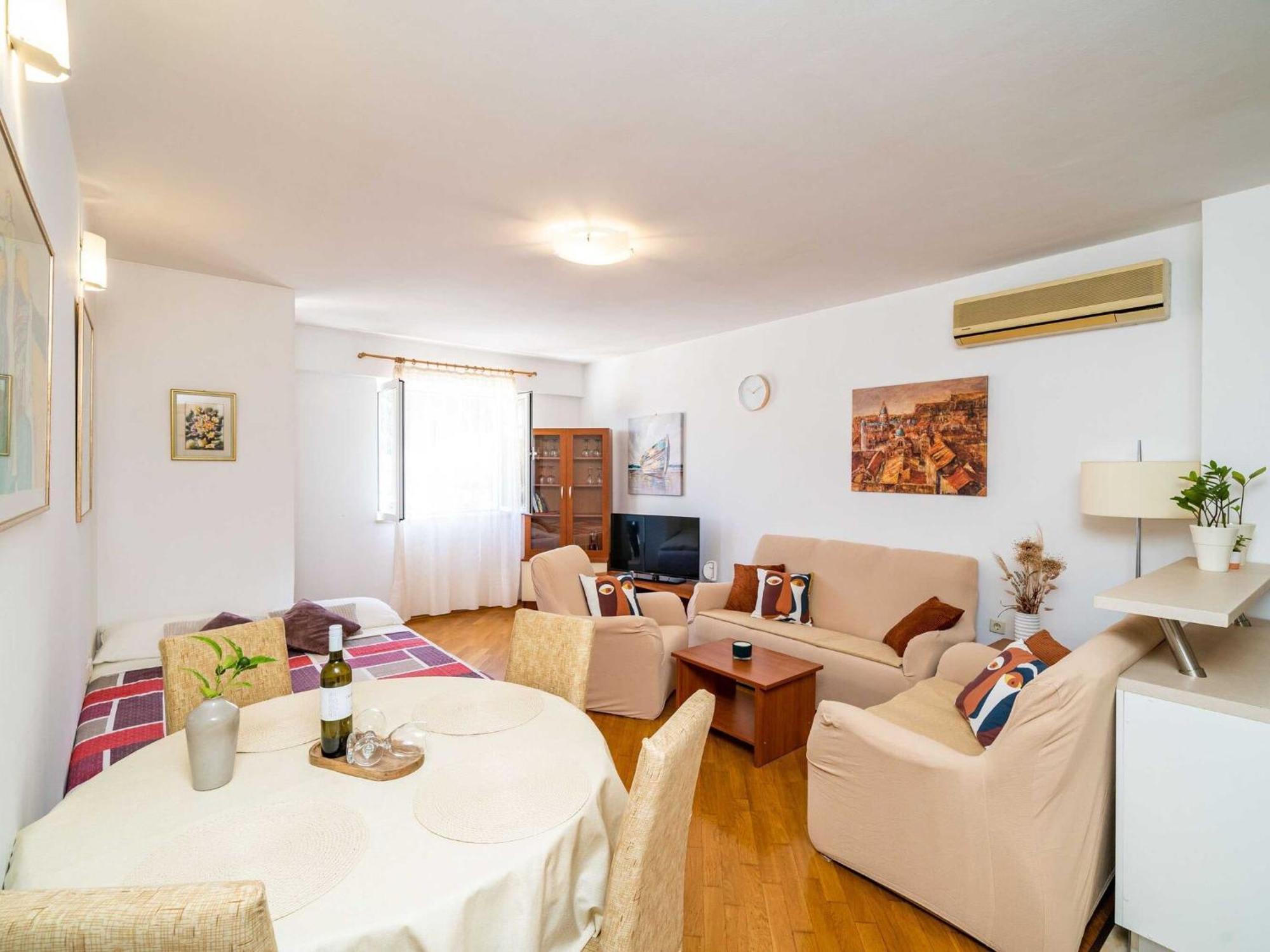 Down Town - One Bedroom With Balcony *