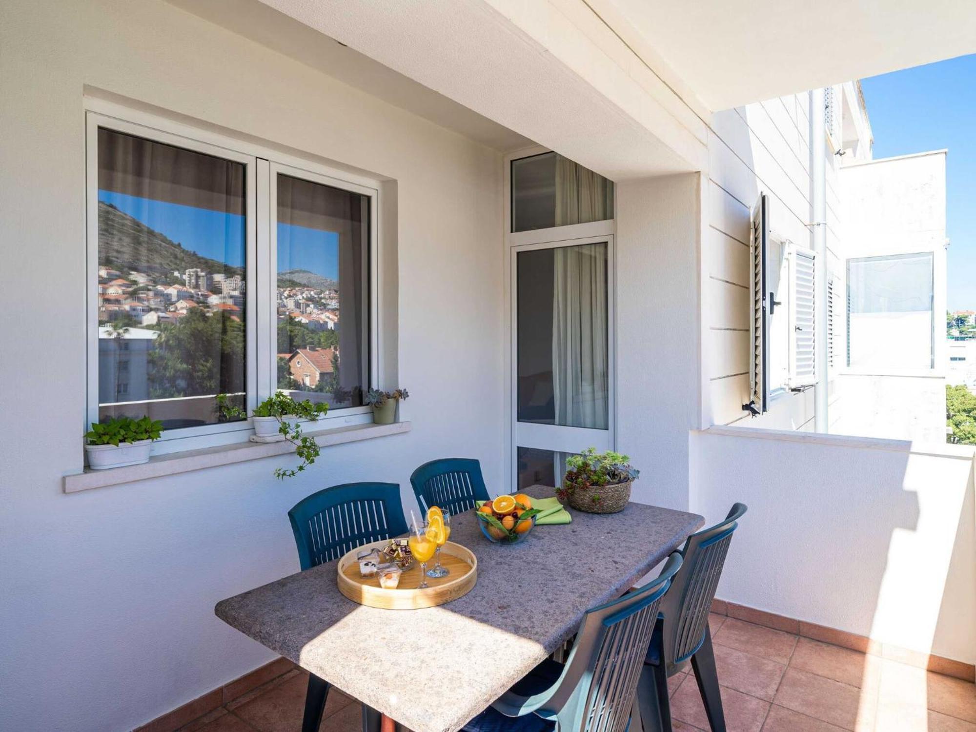Apartment Down Town - One Bedroom With Balcony