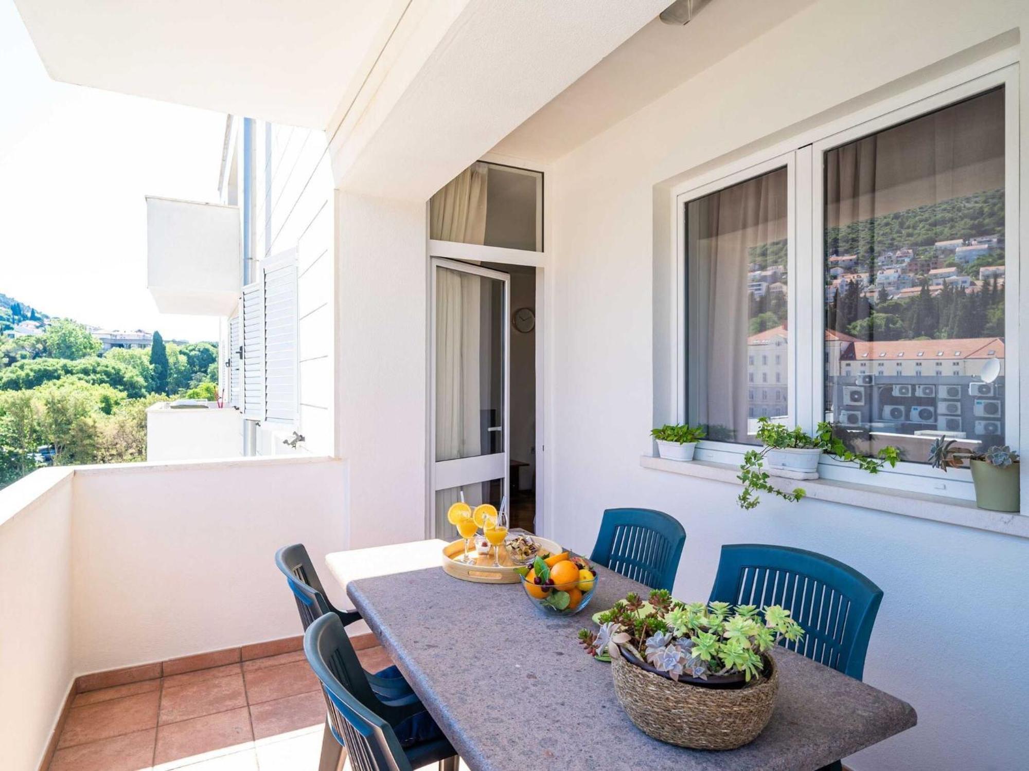 Apartment Down Town - One Bedroom With Balcony