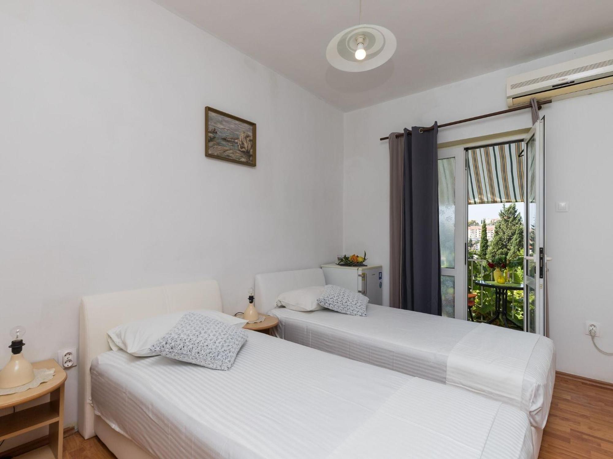 Bradas- Twin With Shared Bathroom No4 *