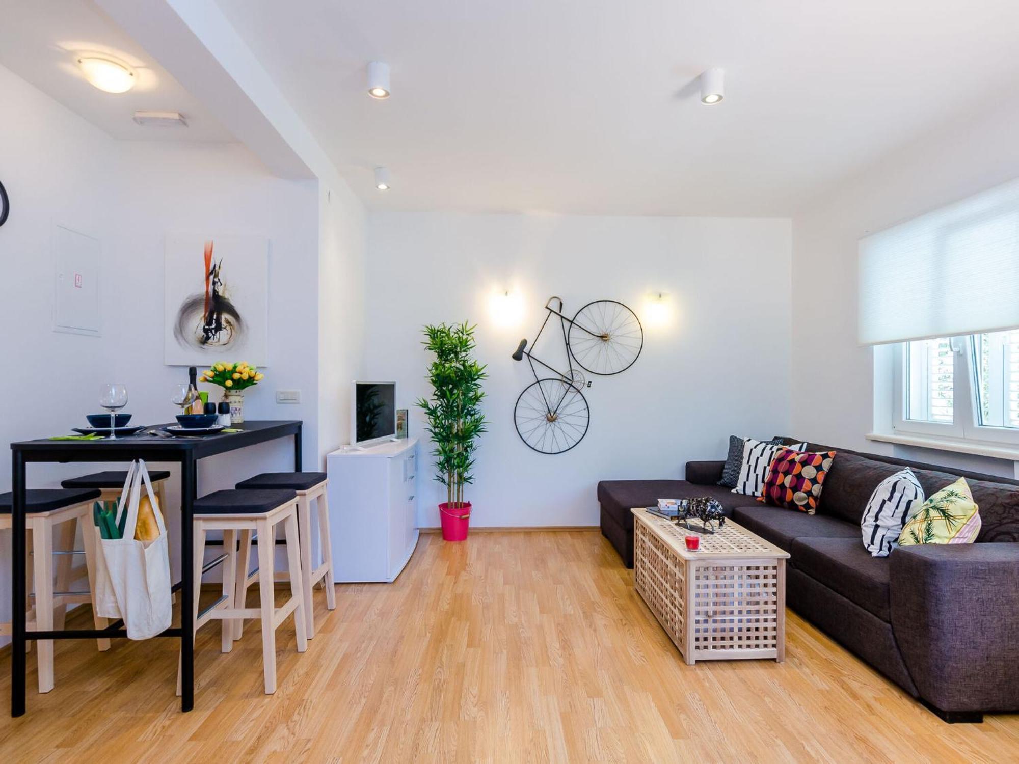 Private Garden - Two-bedroom With Garden And Terrace Apartment