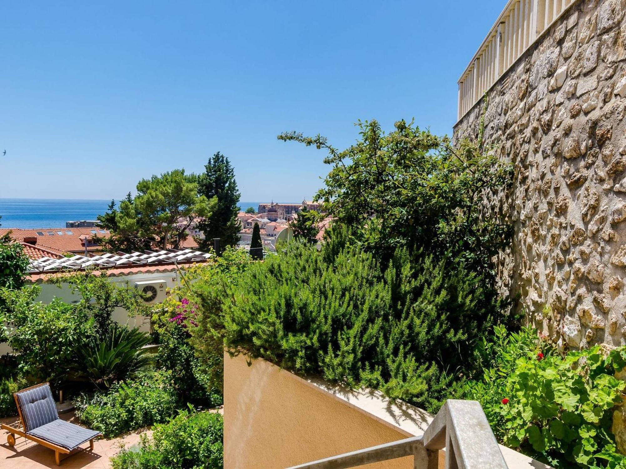 Apartment Private Garden - Two-bedroom With Garden And Terrace