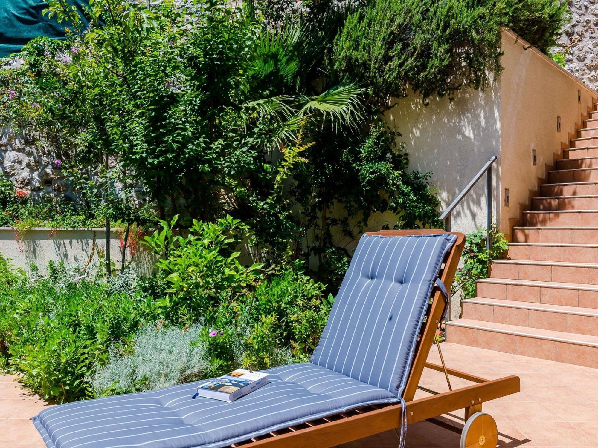 Private Garden - Two-bedroom With Garden And Terrace Apartment