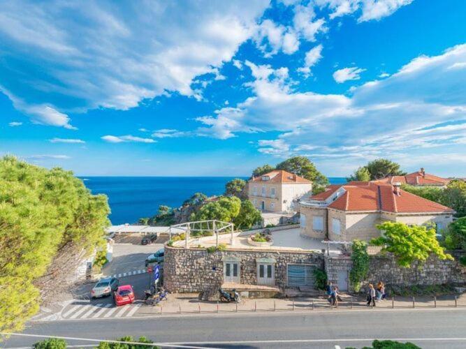 Luce Royal - One Bedroom With Balcony And Sea View Apartment