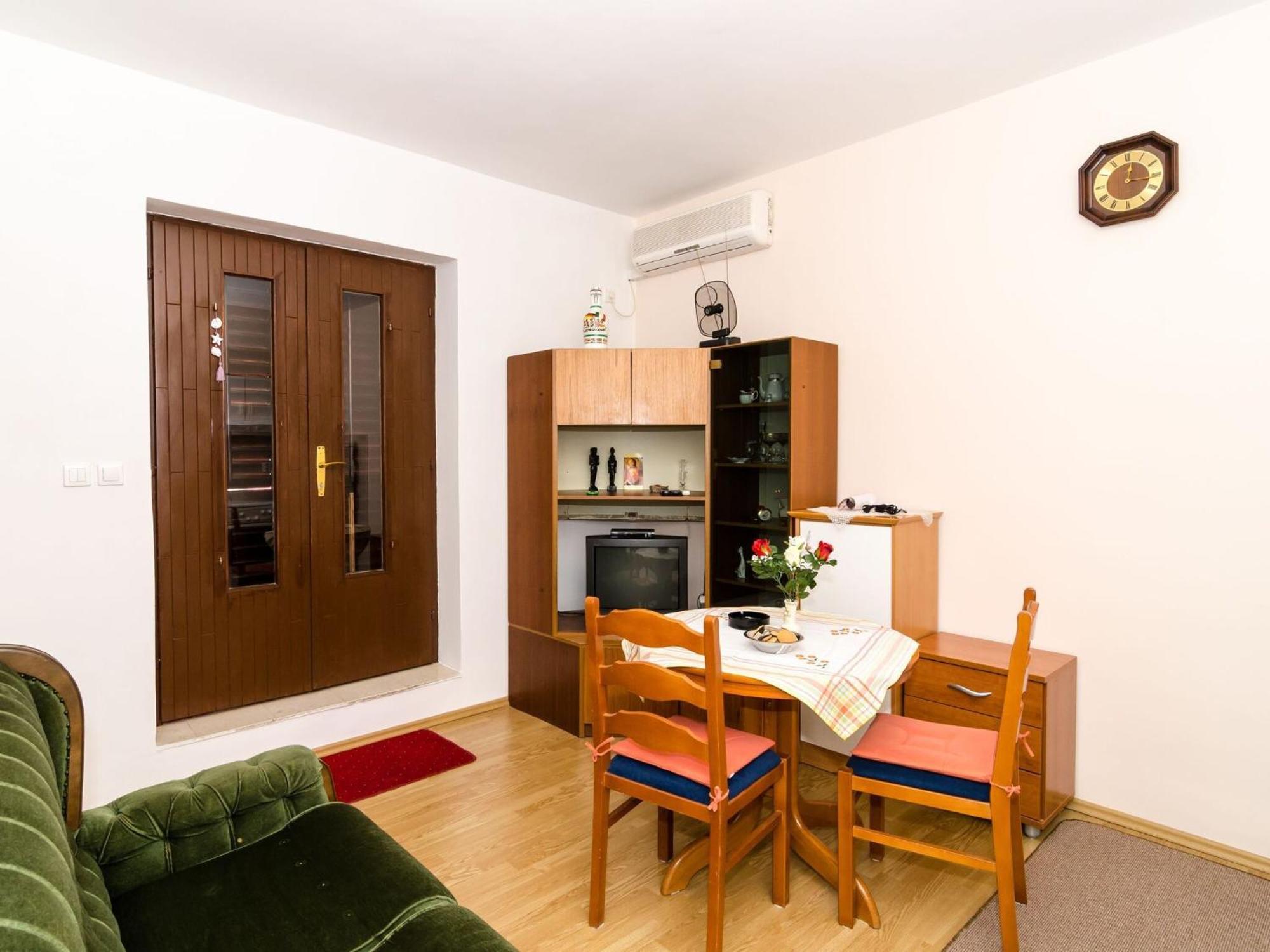Berk - One-bedroom With Terrace Apartment