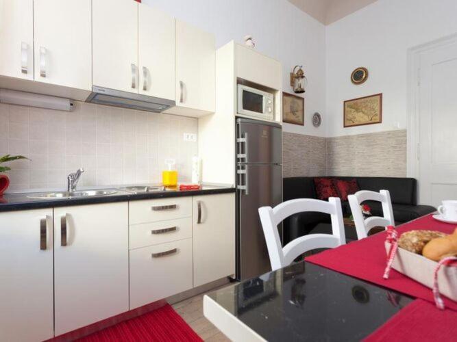 Iveta - Two-bedroom With Terrace And Sea View Nik A