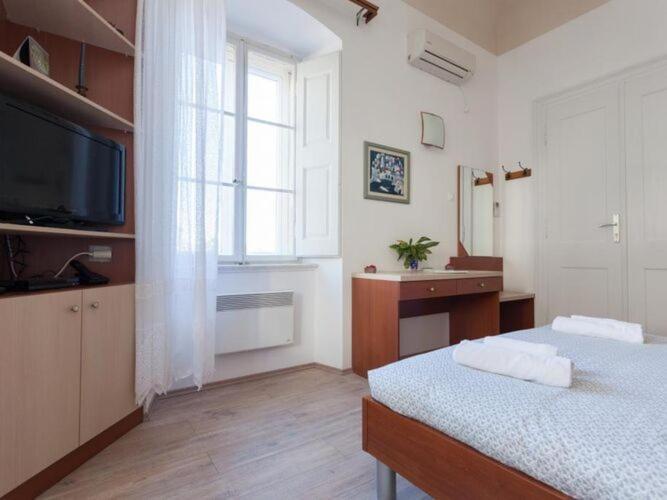Iveta - Two-bedroom With Terrace And Sea View Nik A Apartment