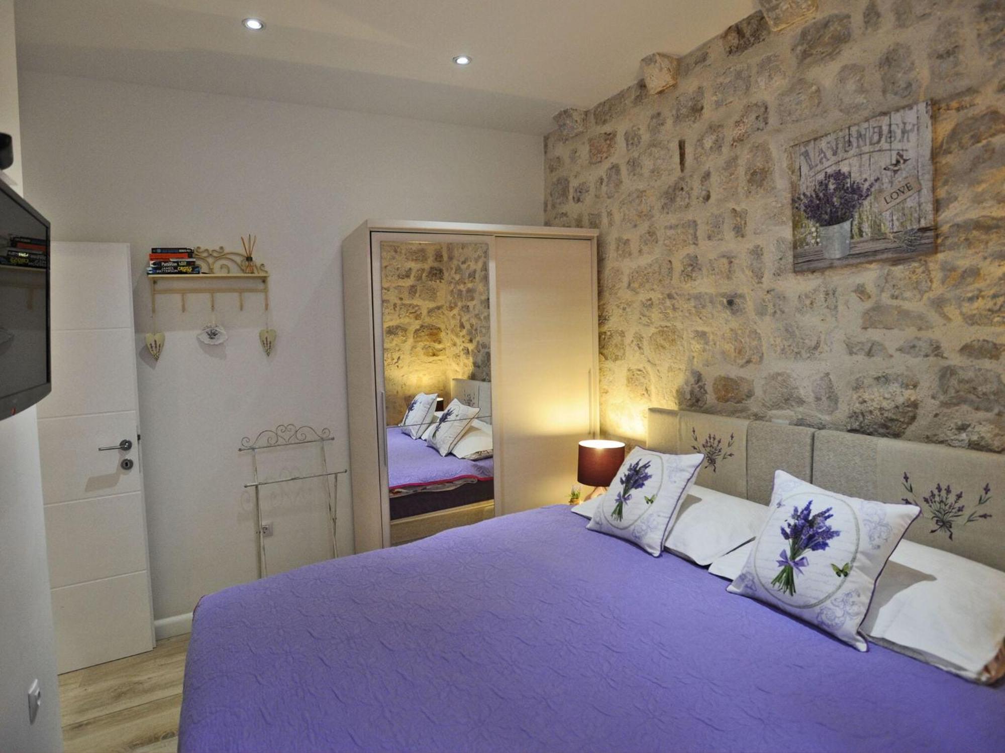 L & L Old Town - One Bedroom Apartment *