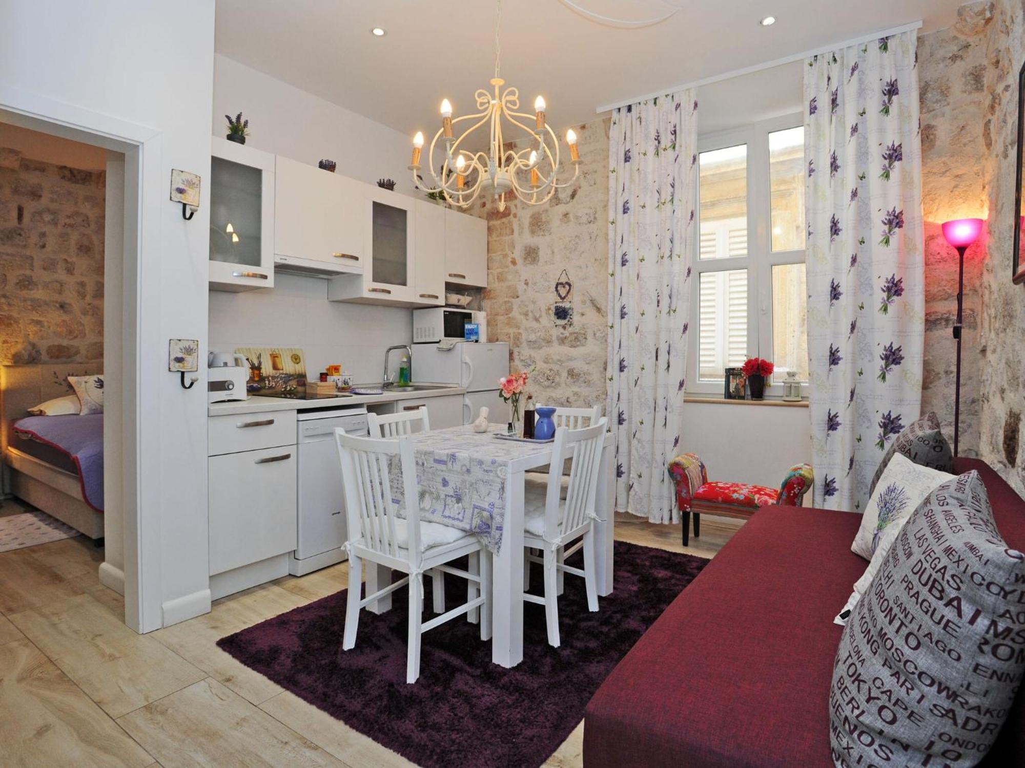 L & L Old Town - One Bedroom