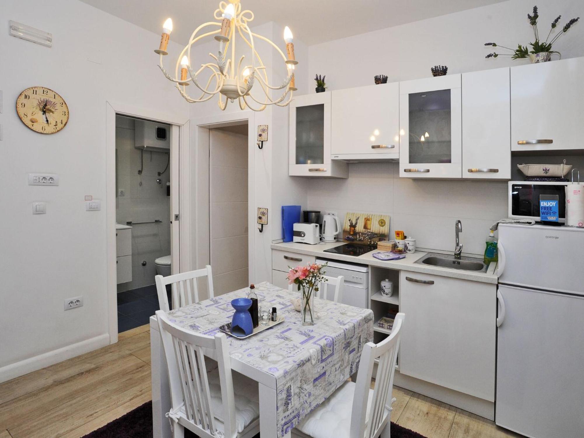 L & L Old Town - One Bedroom *