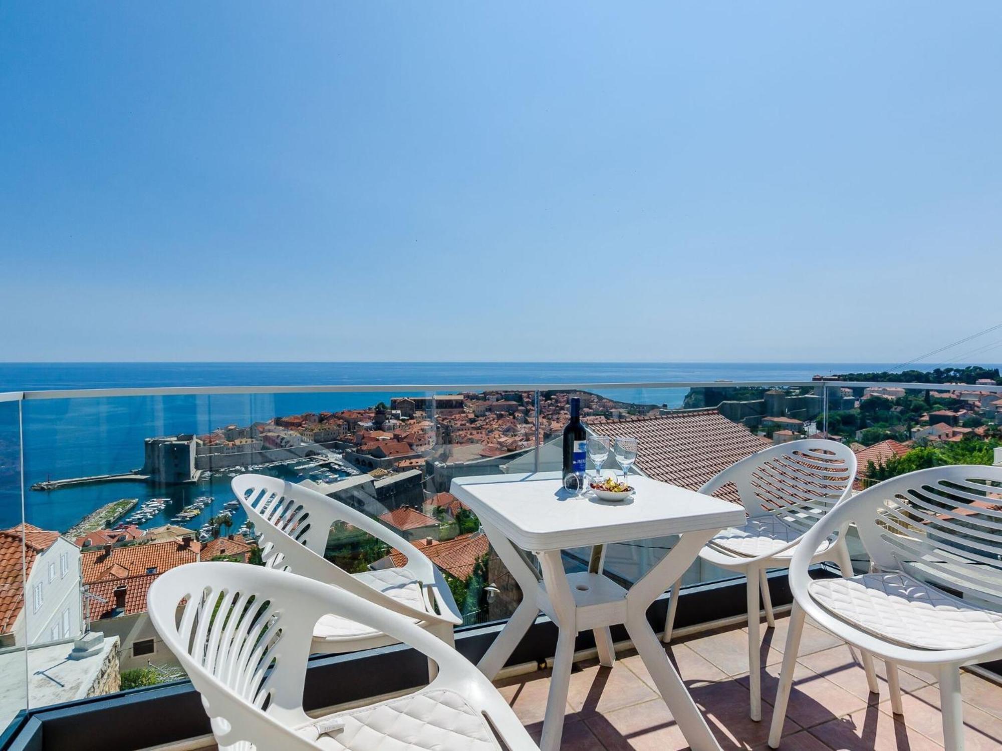 Isabora - Comfort Three-bedroom With Balcony And Sea View Second Floor Apartment