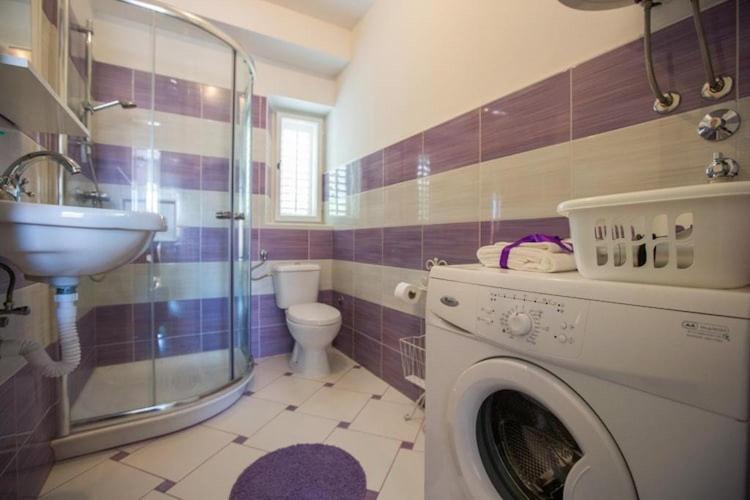 Apartment Gugily- Twin With Shared Bathroom And View