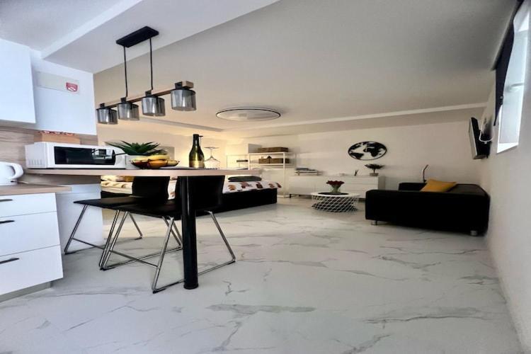 Noa Old Town - - Ground Floor Apartment *