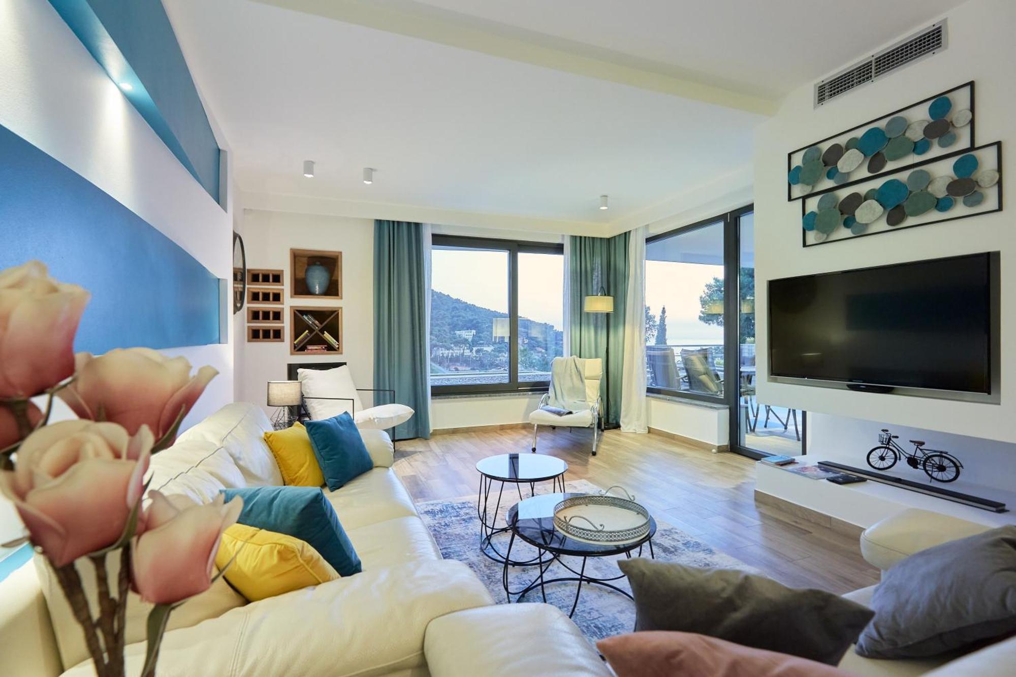 Deluxe Blue Bayou Apartment