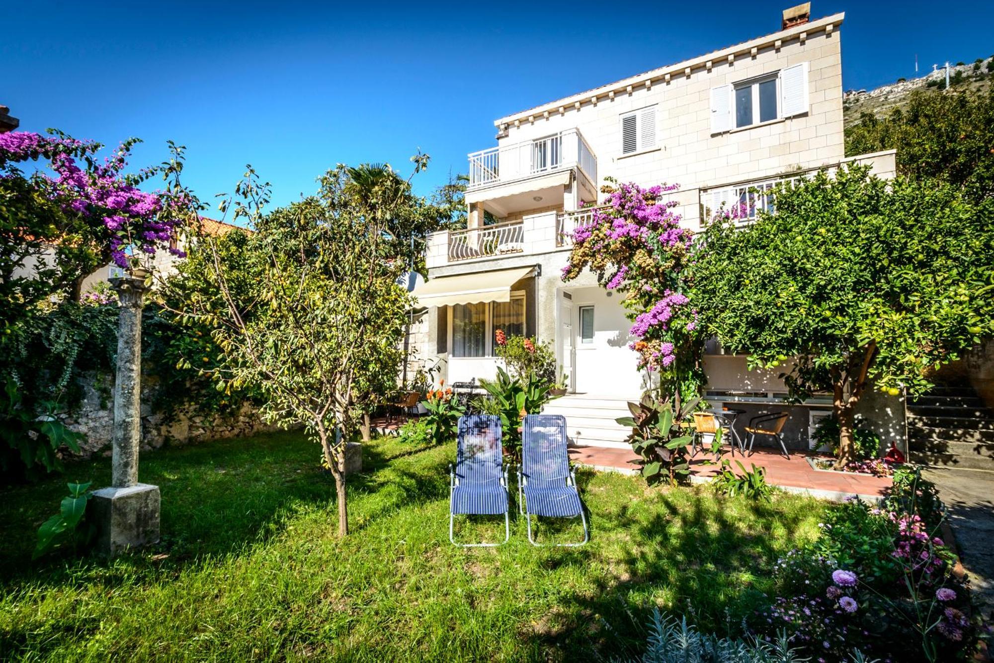 New & Stylish With A Lush Private Garden Apartment *