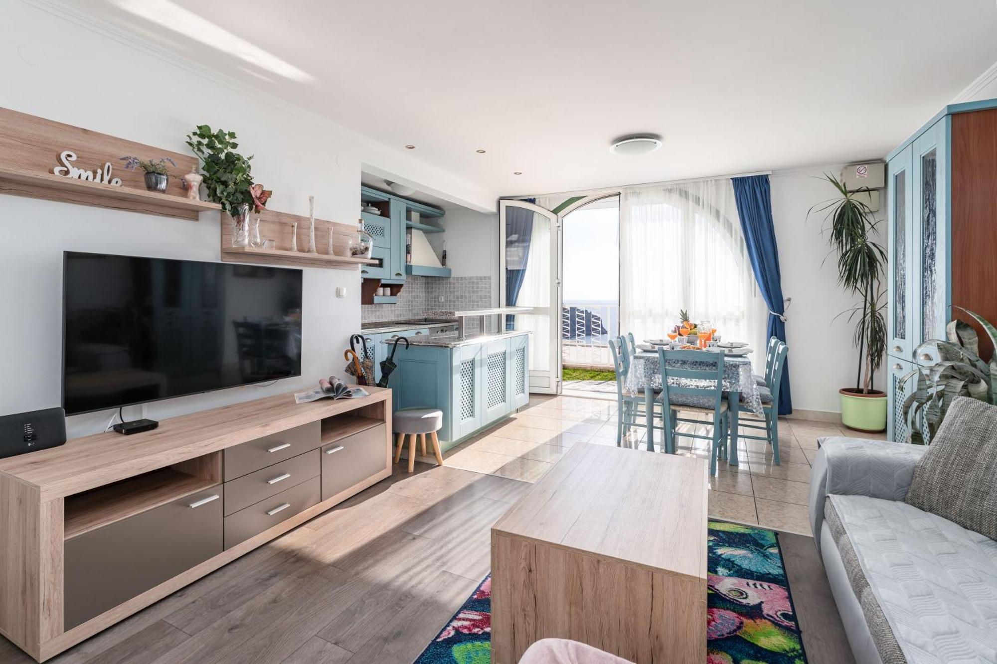 Apartments And Room Lora Guest house
