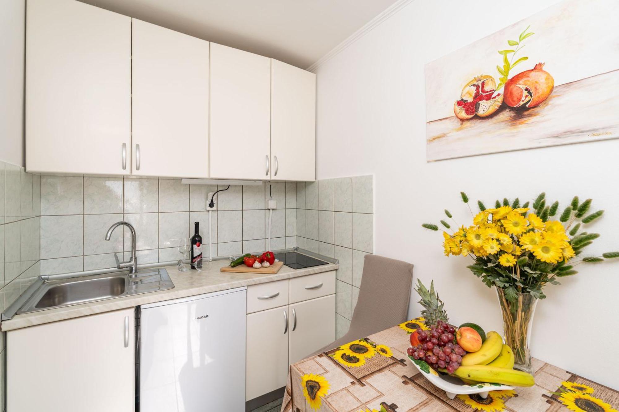 Guest house Apartments And Room Lora