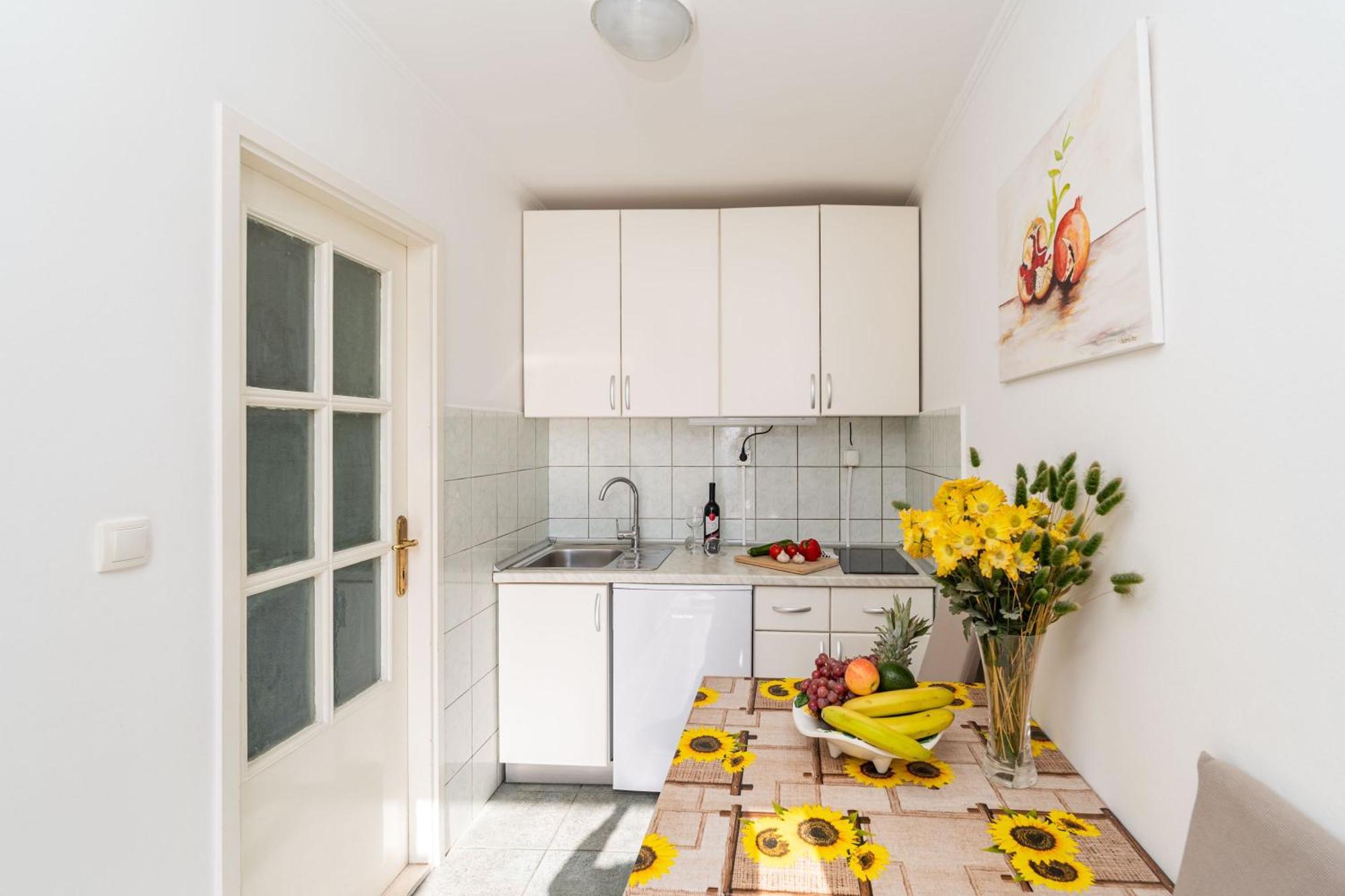 Apartments And Room Lora Guest house 3*