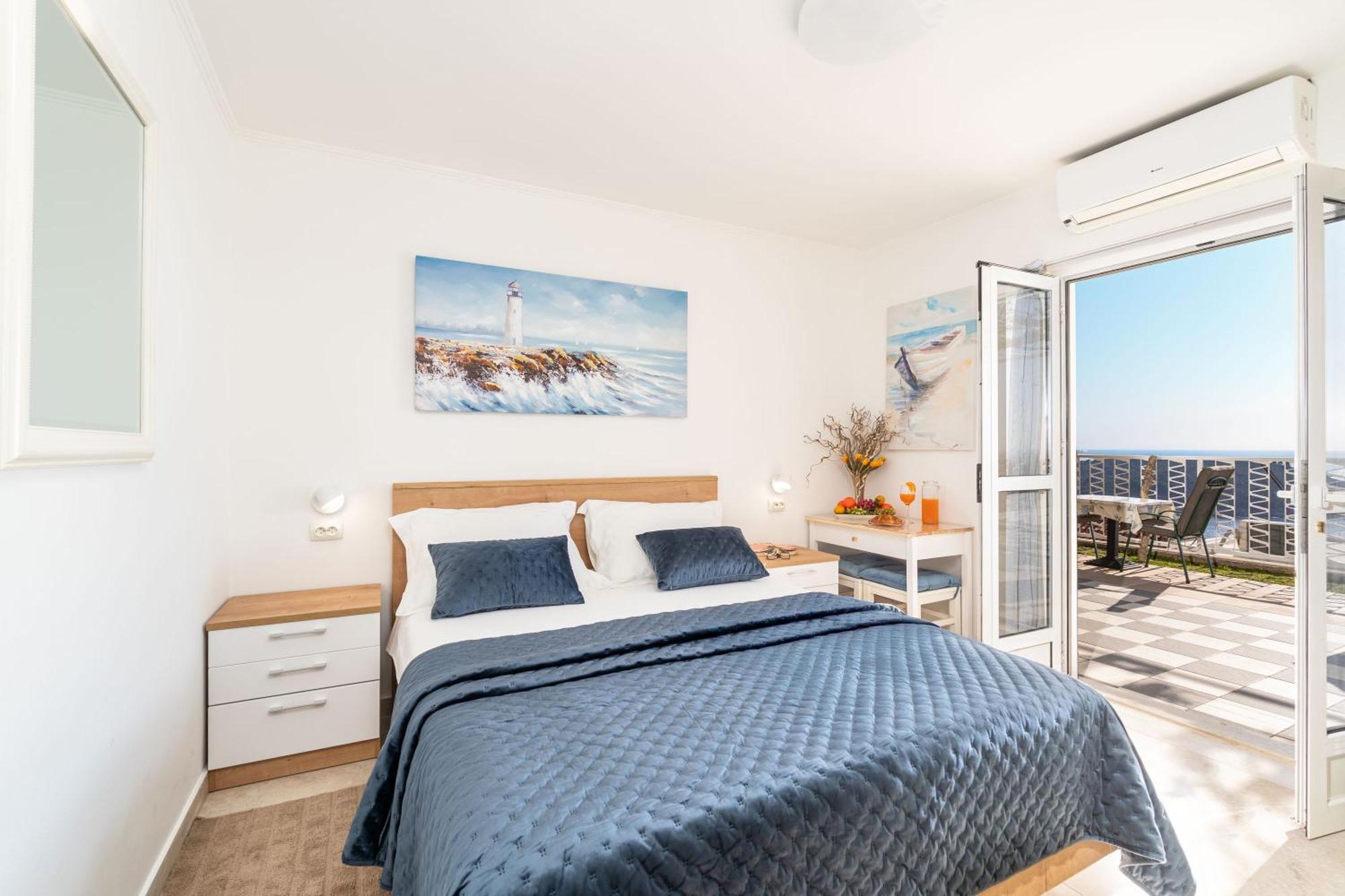 Guest house Apartments And Room Lora